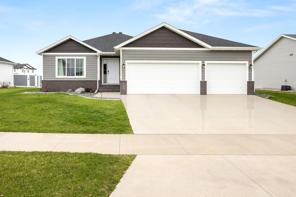 1306 22nd Avenue W, West Fargo, ND 58078