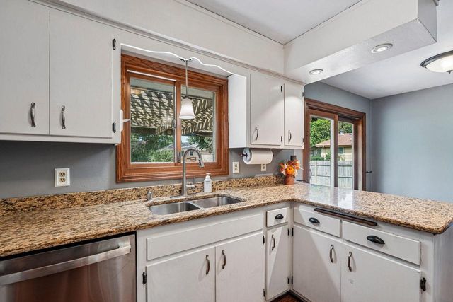 1830 Davis LANE, Waukesha, WI 53189