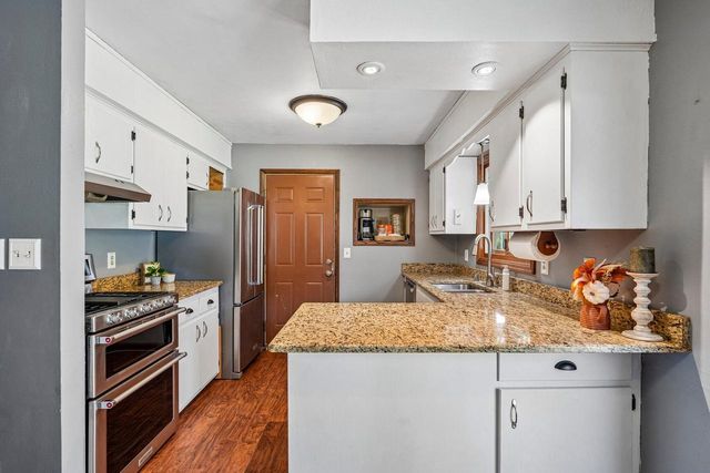 1830 Davis LANE, Waukesha, WI 53189