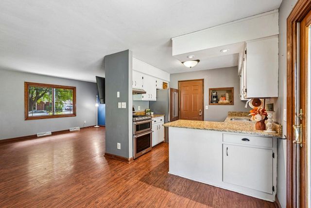1830 Davis LANE, Waukesha, WI 53189