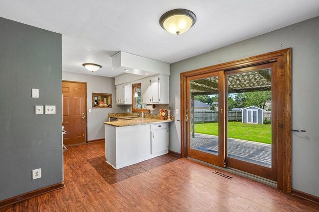 1830 Davis LANE, Waukesha, WI 53189