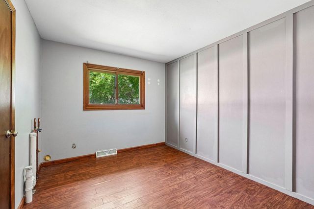 1830 Davis LANE, Waukesha, WI 53189