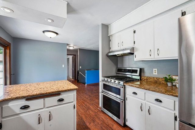 1830 Davis LANE, Waukesha, WI 53189