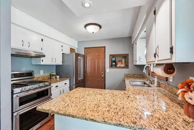 1830 Davis LANE, Waukesha, WI 53189