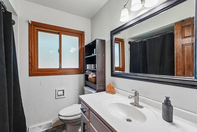 1830 Davis LANE, Waukesha, WI 53189