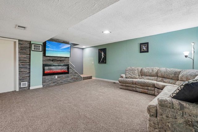 1830 Davis LANE, Waukesha, WI 53189