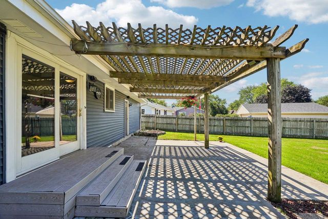 1830 Davis LANE, Waukesha, WI 53189