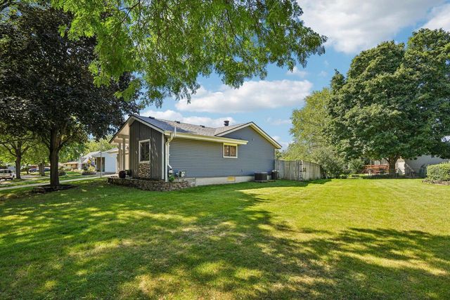 1830 Davis LANE, Waukesha, WI 53189