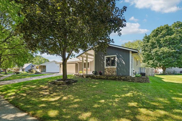 1830 Davis LANE, Waukesha, WI 53189