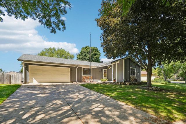 1830 Davis LANE, Waukesha, WI 53189