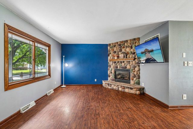 1830 Davis LANE, Waukesha, WI 53189