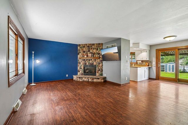 1830 Davis LANE, Waukesha, WI 53189