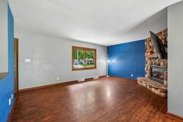 1830 Davis LANE, Waukesha, WI 53189