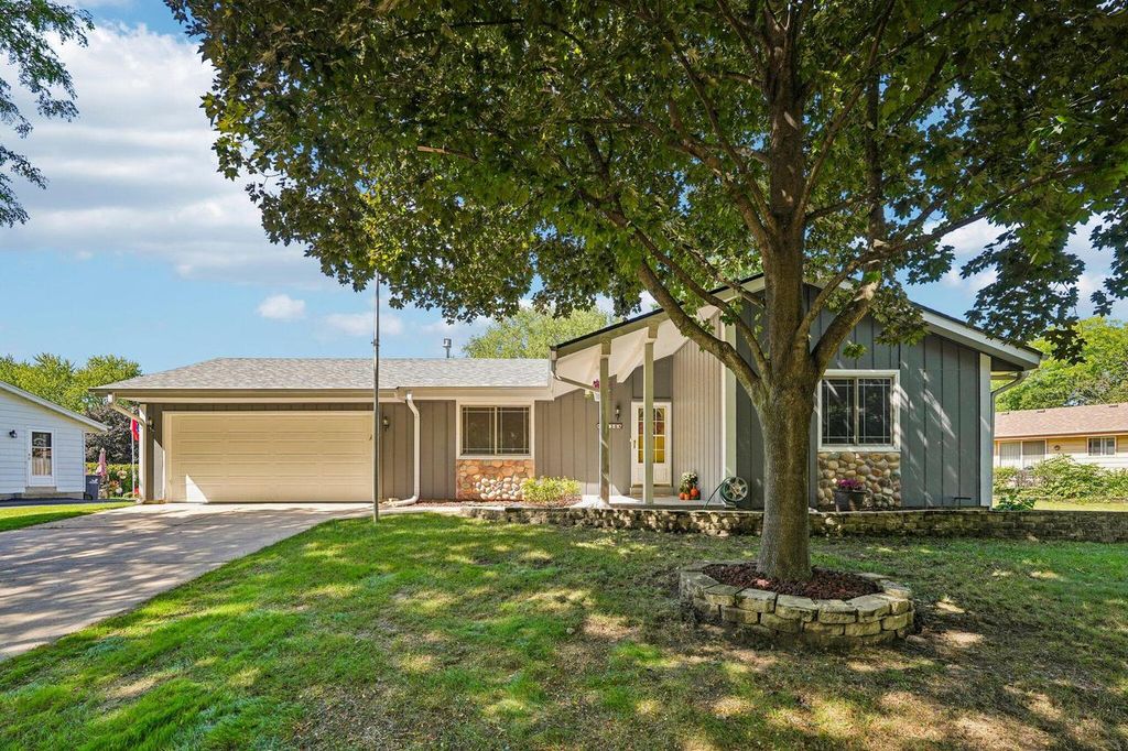 1830 Davis LANE, Waukesha, WI 53189