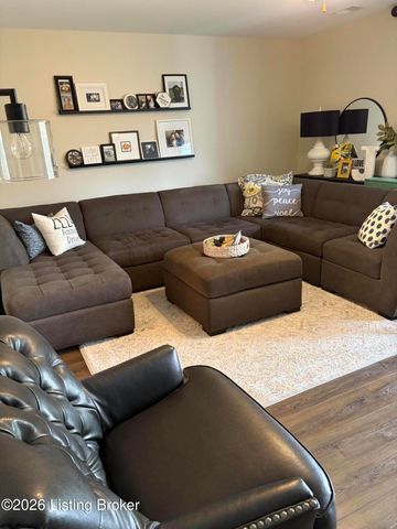 1277 Parkway Gardens Ct 211-C, Louisville, KY 40217