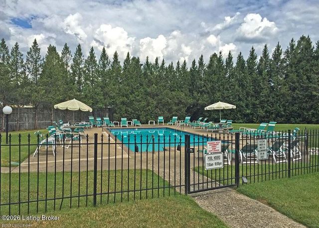 1277 Parkway Gardens Ct 211-C, Louisville, KY 40217