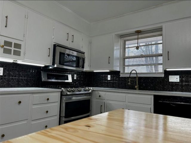 8844 Summit Street, Kansas City, MO 64114