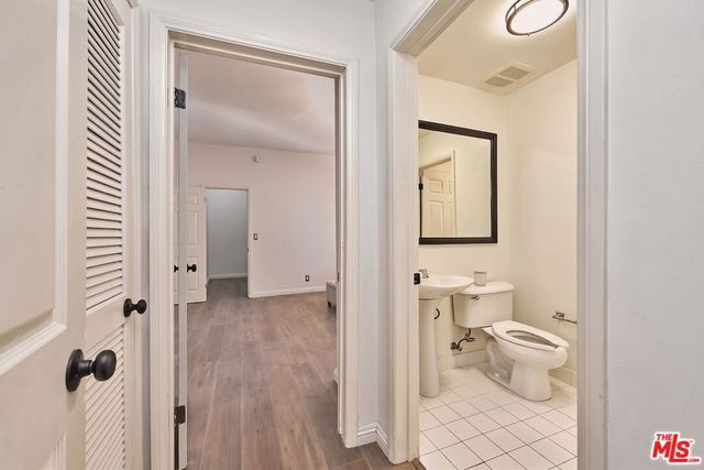 420 S Barrington Avenue 102, Los Angeles, CA 90049