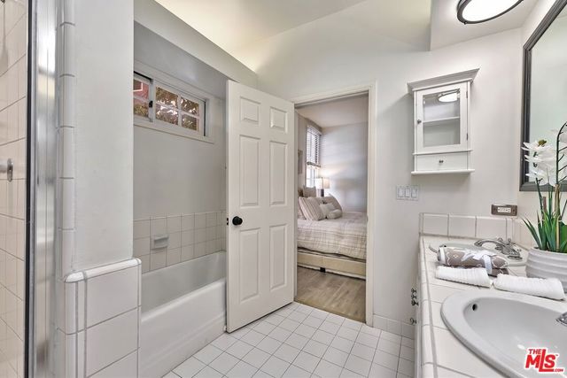 420 S Barrington Avenue 102, Los Angeles, CA 90049