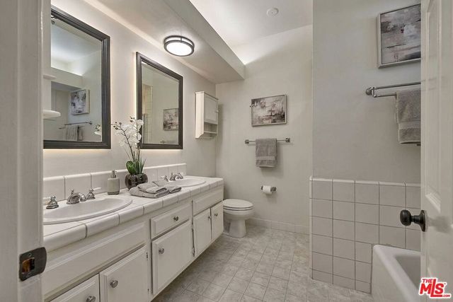 420 S Barrington Avenue 102, Los Angeles, CA 90049