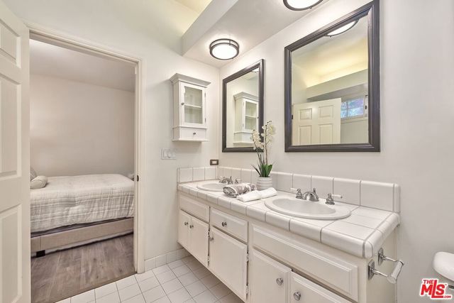 420 S Barrington Avenue 102, Los Angeles, CA 90049