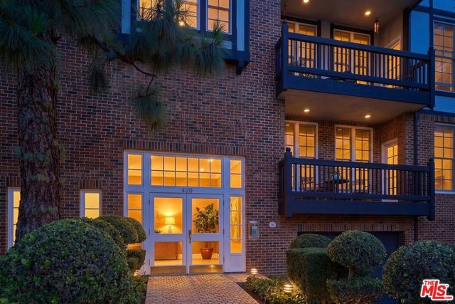 420 S Barrington Avenue 102, Los Angeles, CA 90049