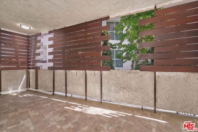 420 S Barrington Avenue 102, Los Angeles, CA 90049