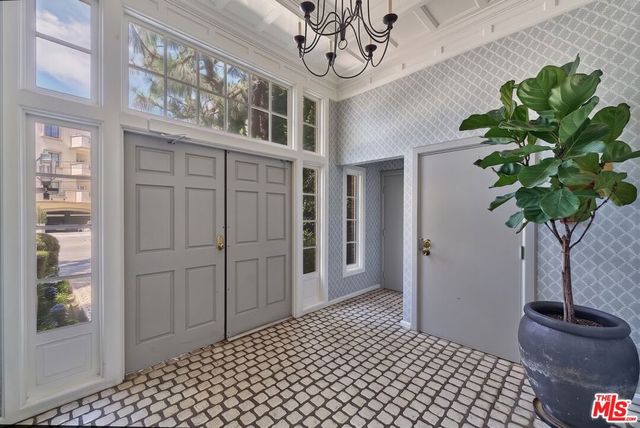 420 S Barrington Avenue 102, Los Angeles, CA 90049