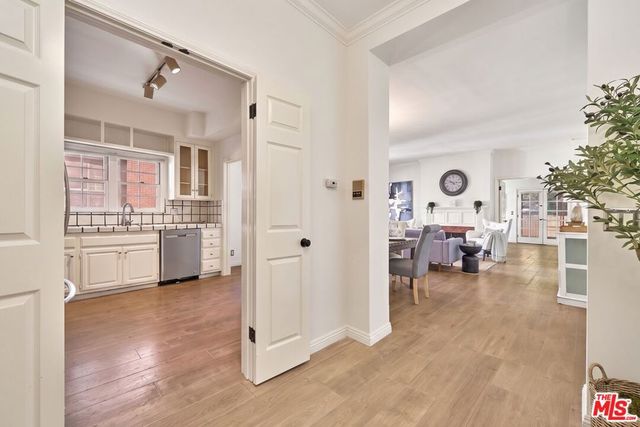 420 S Barrington Avenue 102, Los Angeles, CA 90049