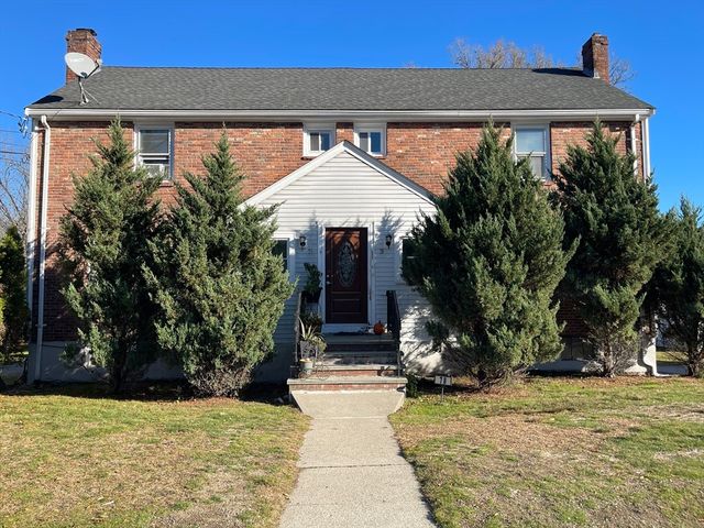 76 Cloverdale Rd 76, Newton, MA 02461