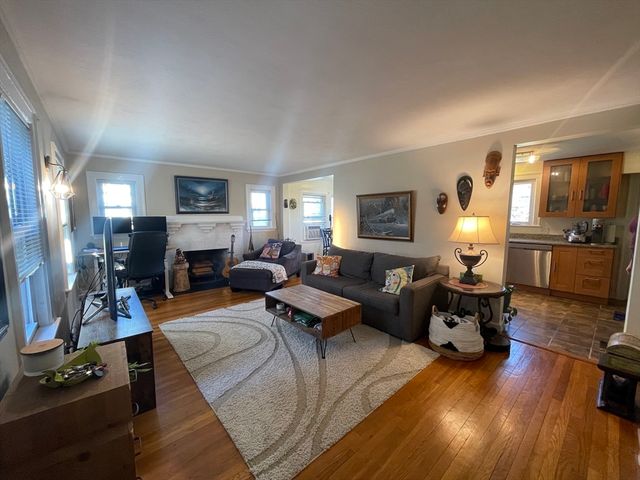76 Cloverdale Rd 76, Newton, MA 02461
