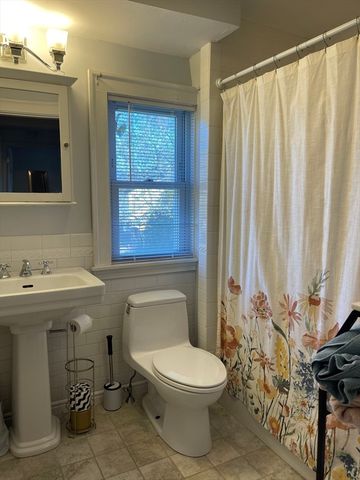 76 Cloverdale Rd 76, Newton, MA 02461