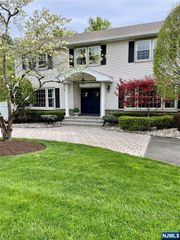 7 Windsor Place, Old Tappan, NJ 07675