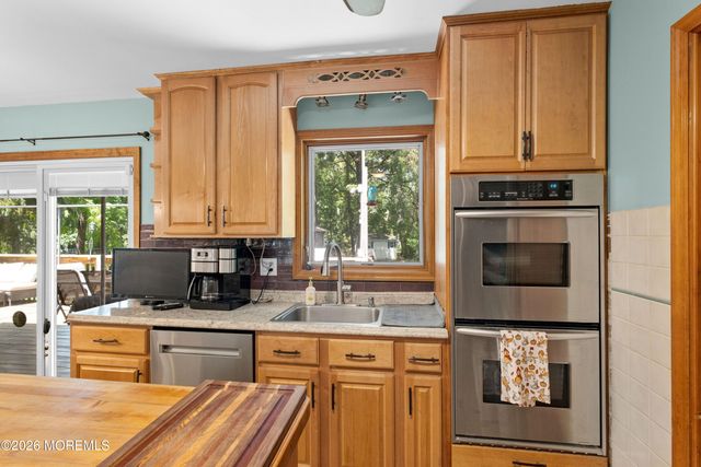 8 Riccis Drive, Jackson, NJ 08527