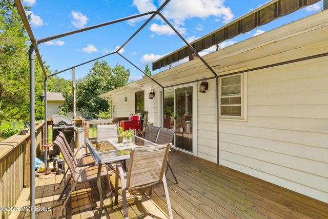 8 Riccis Drive, Jackson, NJ 08527