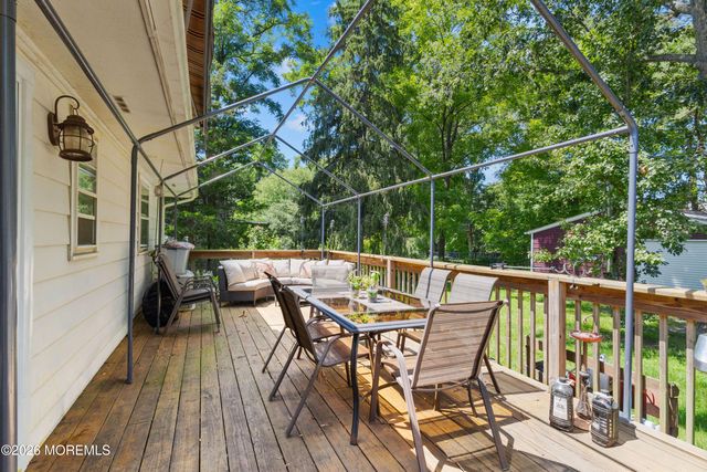 8 Riccis Drive, Jackson, NJ 08527