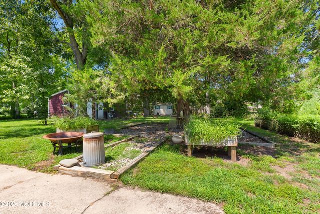 8 Riccis Drive, Jackson, NJ 08527