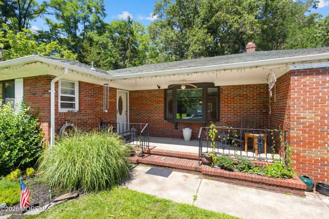 8 Riccis Drive, Jackson, NJ 08527