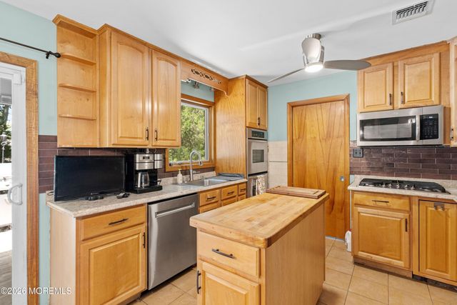 8 Riccis Drive, Jackson, NJ 08527