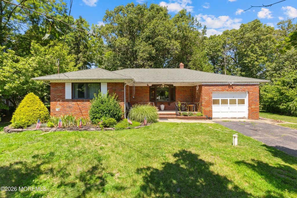 8 Riccis Drive, Jackson, NJ 08527