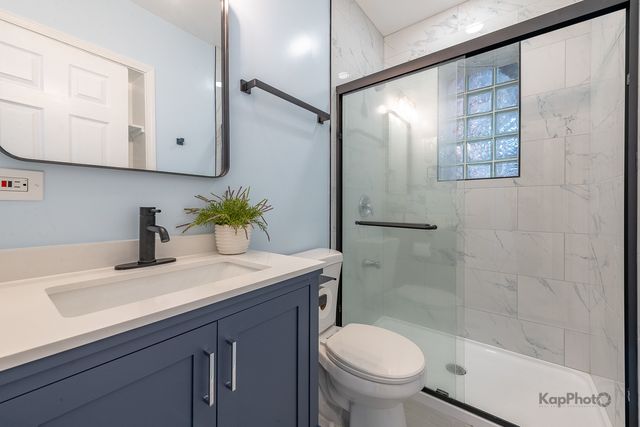 2821 S Emerald Avenue 1R, Chicago, IL 60616