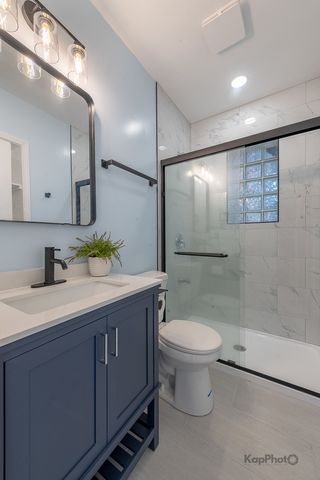 2821 S Emerald Avenue 1R, Chicago, IL 60616