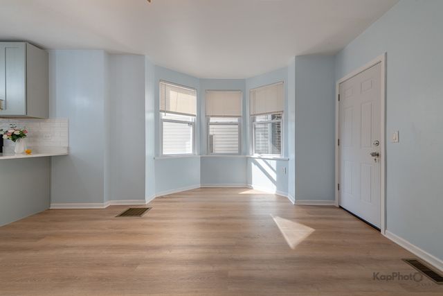 2821 S Emerald Avenue 1R, Chicago, IL 60616