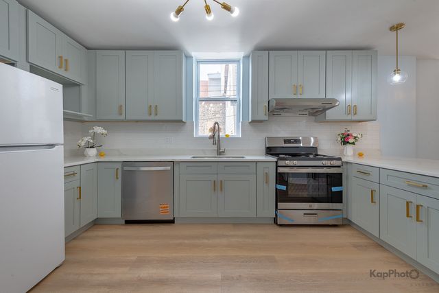 2821 S Emerald Avenue 1R, Chicago, IL 60616