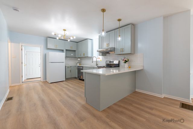 2821 S Emerald Avenue 1R, Chicago, IL 60616