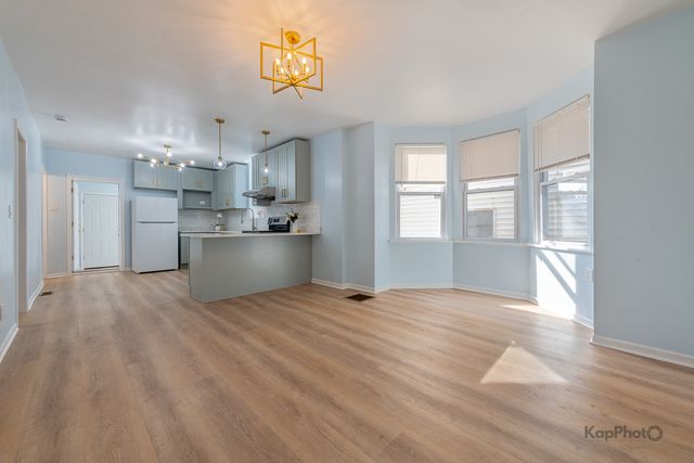 2821 S Emerald Avenue 1R, Chicago, IL 60616