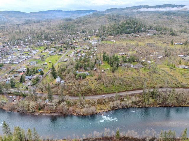 71 Cora Drive, Shady Cove, OR 97539