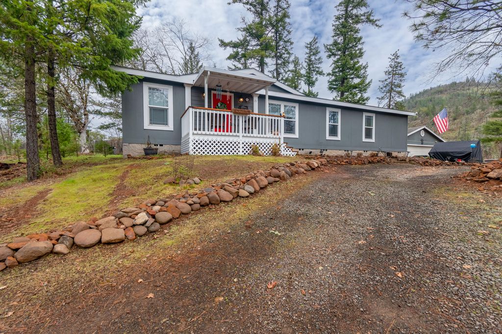 71 Cora Drive, Shady Cove, OR 97539