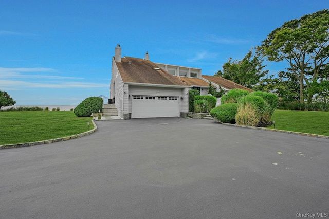 11 Convent Lane, Center Moriches, NY 11934