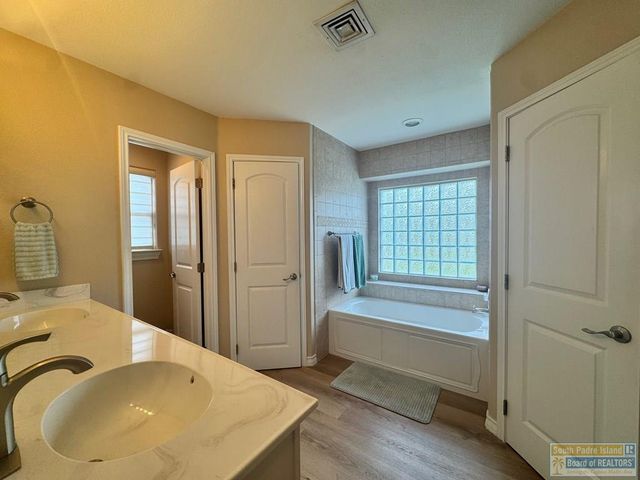 13 Pebble Beach Dr, Laguna Vista, TX 78578